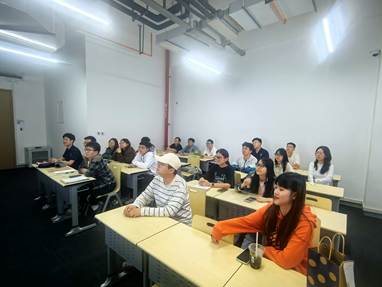 会议室里的人们 AI 生成的内容可能不正确。