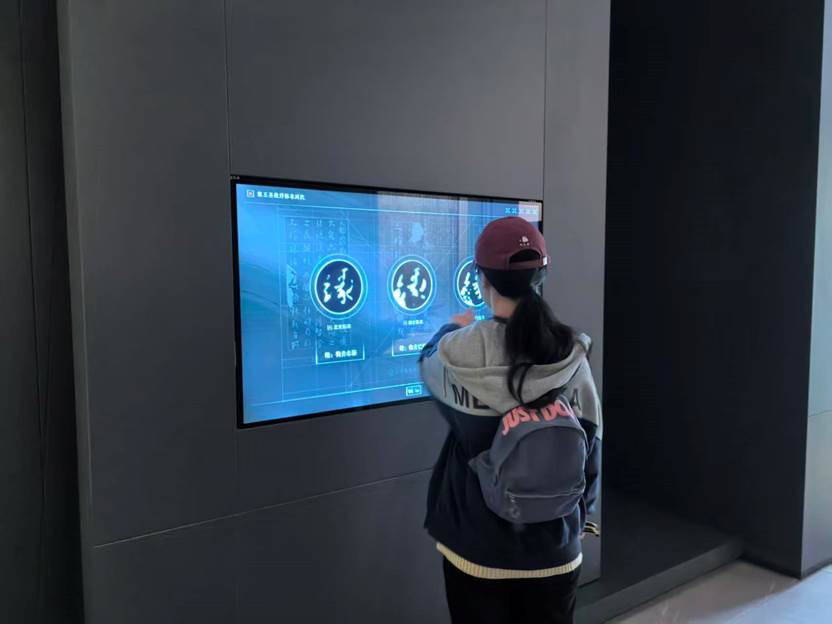 戴帽子的男人站在电视上中度可信度描述已自动生成