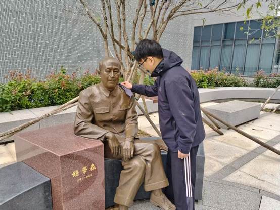 男人在人行道上 AI 生成的内容可能不正确。