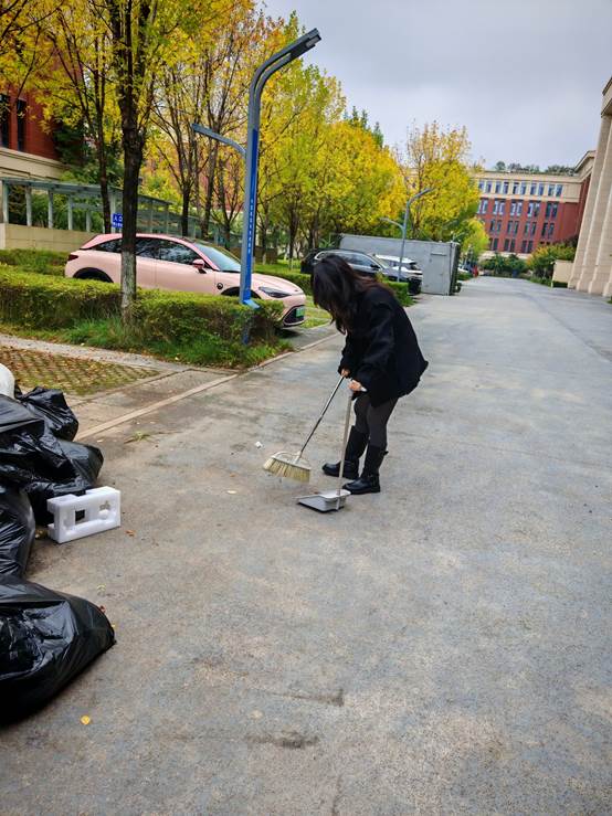 人躺在街道上 AI 生成的内容可能不正确。